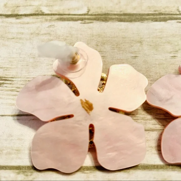 Mother Of Pearl Flower Earrings Light Pink/Gold - Picture 5 of 8